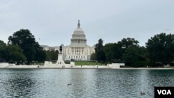 资料照片：美国国会大厦及倒影池。(2025年9月30日)