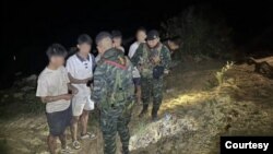 မြဝတီ အွန်လိုင်းငွေလိမ်ဂိုဏ်းလက်ထဲက ထွက်ပြေးလွတ်မြောက်လာသူ တရုတ်နိုင်ငံသား (၅)ဦးကို ထိုင်းနယ်ခြားစောင့်က စစ်ဆေးနေစဥ်။ (Photo: Thai Border Guard Force)