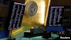 На экранах в зале Генассамблеи ООН видны результаты голосования по резолюции, посвященной 3-й годовщине российского вторжения в Украину. 24 февраля 2025 года. REUTERS/Shannon Stapleton.