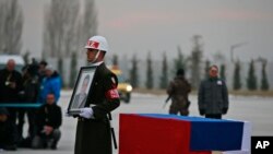 Reeffi Ambaasaddar Andreeyi Kaarlov gara Raashiyaa yeroo deemu sirna geggeessaa godhameef ,Ankaraa, Tarkii, Muddee 20, 2016.