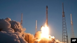 An unmanned Falcon 9 SpaceX rocket lifts off from launch complex 40 at the Cape Canaveral Air Force Station, Wednesday, Feb. 11, 2015, in Cape Canaveral, Fla. (AP Photo/John Raoux)