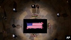 ရွေးကောက်ခံသမ္မတ Donald Trump နဲ့ဇနီး Melania Trump တို့ ကွယ်လွန်သူသမ္မတဟောင်း Jimmy Carter ရဲ့ရုပ်ကလာပ်ကို လွှတ်တော်အဆောက်အဦးမှာ လာရောက်ဂါရဝပြုစဥ်။ (ဇန်နဝါရီ ၈၊ ၂၀၂၅)