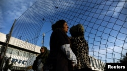 Une Afghane participe à une manifestation pour protester contre les conditions de vie dans le camp de d'Hellinikon, en Grèce, le 18 février 2017.