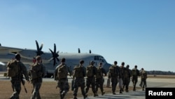 Fotografi arkivi: Marinsat amerikanë, në përgatitje për të mbështetur operacionet për mbajtjen e imigrantëve në Gjirin e Guantanamo-s nga baza e tyre në Jacksonville, më 1 shkurt, 2025/via Reuters