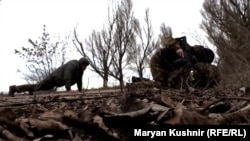 在乌克兰报道战争的记者受到迫击炮的袭击（2022年2月19日）