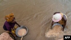 Les alentours de Manono sont parsemés de terrains bosselés, ravinés, fouillés par des centaines de ces mineurs artisanaux armés de pelles et de barres à mine. (AFP)