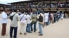Des électeurs font la queue pour voter à Libreville, Gabon, le 30 août 2009.