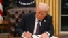 Президент США Дональд Трамп підписує указ в Овальному кабінеті Білого дому у Вашингтоні, 20 січня 2025. Photo by Jim WATSON / POOL / AFP
