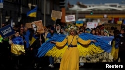 В странах мира прошли демонстрации по случаю третьей годовщины начала войны в Украине