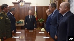 Le président russe Vladimir Poutine (au milieu) et des officiels observent une minute de silence au Kremlin en Russie, à la suite d'un crash de leur d'avion en Egypte, le 17 novembre 2015.