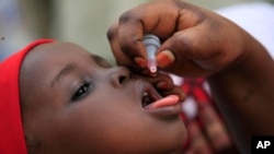 Un enfant se fait administrer un vaccin contre la poliomyélite à Kawo Kano, Nigeria, 3 avril 2014.