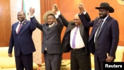 Le président soudanais Omar El-Béchir se joint au président ougandais Yoweri Museveni, au président sud-soudanais Salva Kiir et au chef rebelle sud-soudanais Riek Machar lors d'une réunion de paix au Soudan du Sud à Khartoum, au Soudan, le 25 juin 2018.