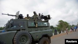 Des soldats ougandais sont en route pour évacuer les citoyens après les altercations à Juba au Soudan du sud, le 14 juillet 2016.
