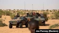 Des soldats français de l'opération Barkhane patrouillent dans le nord de Tombouctou, Mali, 6 novembre 2014.
