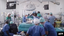 Le docteur Olivier Baron, assisté de son confrère malien Baba Ibrahima Diarra, réalise réalise la première opération à cœur ouvert au Mali, au Centre André Festoc de l'hôpital mère et enfant du Luxembourg à Bamako. le 10 septembre 2018.