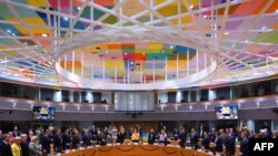 Верховный представитель Европейского Союза по иностранным делам и политике безопасности Кая Каллас (в центре) и министры иностранных дел ЕС почтили минутой молчания третью годовщину вторжения России в Украину. Брюссель, 24 февраля 2025 г.