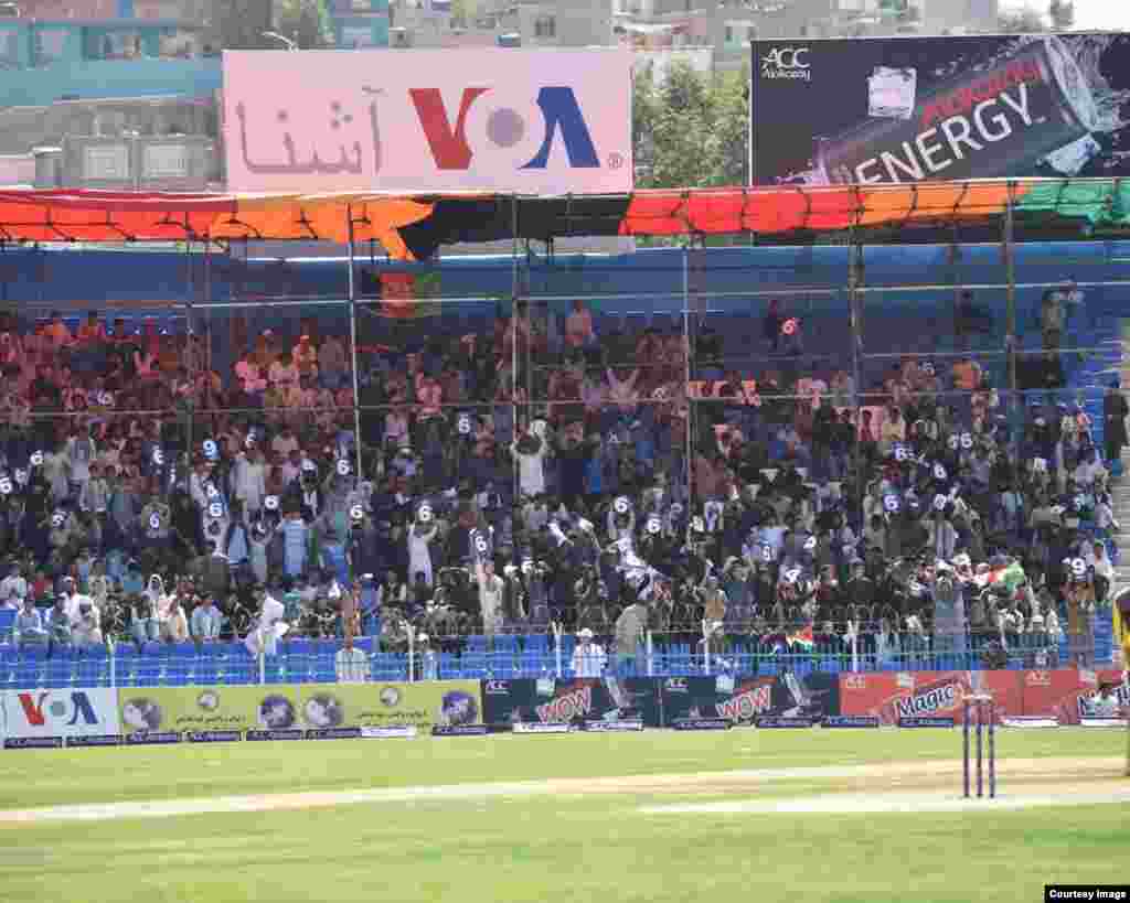 د کابل ښپږیزه سیالیو کې هره ورځ دوه لوبې تر سره کیږي او د زرهاو په شمېر د کرکټ مینه وال د کابل په کرکټ میدان کې د لوبې نندارې لپاره هلته ورځي.