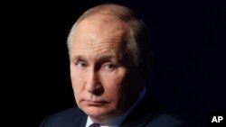 Як каже Юджин Румер, захоплення України – життєва ціль Путіна. Тому він «або помре, намагаючись досягти своїх цілей, або намагатиметься, доки не помре».