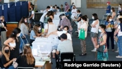 Des Chiliens attendent de voter lors des élections présidentielles et parlementaires à Santiago, au Chili, le 21 novembre 2021. 