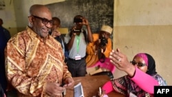 Le président des Comores, Azali Assoumani, arrive à un bureau de vote lors du référendum constitutionnel, à Mitsoudje, près de Moroni, Comores, le 30 juillet 2018