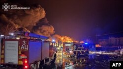 Пожарные Государственной службой Украины по чрезвычайным ситуациям тушат пожар после атаки беспилотников в Николаевской области. 28 декабря 2024.