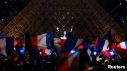 Le président élu Emmanuel Macron prononce son discours de victoire près du Louvre, à Paris, le 7 mai 2017. 