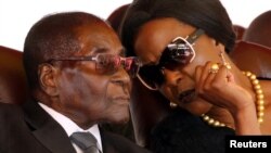Le président Robert Mugabe et sa femme Grace à Harare, Zimbabwe, le 28 août 2017.