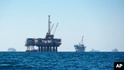 洛杉矶长滩港外等待进港卸货的轮船（2021年10月5日）