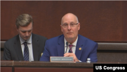 资料照片：2025年6月25日，美国众议院美国与中共战略竞争特设委员会的主席穆勒纳尔众议员在《威权者与算法：为何美国必须在人工智能领域领先》的听证会上发言。