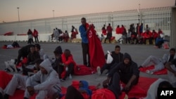 Les migrants rescapés en mer attendent d'être transférés au port d'Algésiras, Espagne, le 28 juillet 2018.