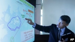 ငါးဖမ်းလှေတွေကို တရုတ်ဖမ်းဆီးသွားတဲ့နေရာကိုပြသနေတဲ့ ထိုင်ဝမ်ကမ်းခြေစောင့်တပ်အကြီးအကဲ Liao Yun-Hung (ဇူလိုင် ၃၊ ၂၀၂၄)