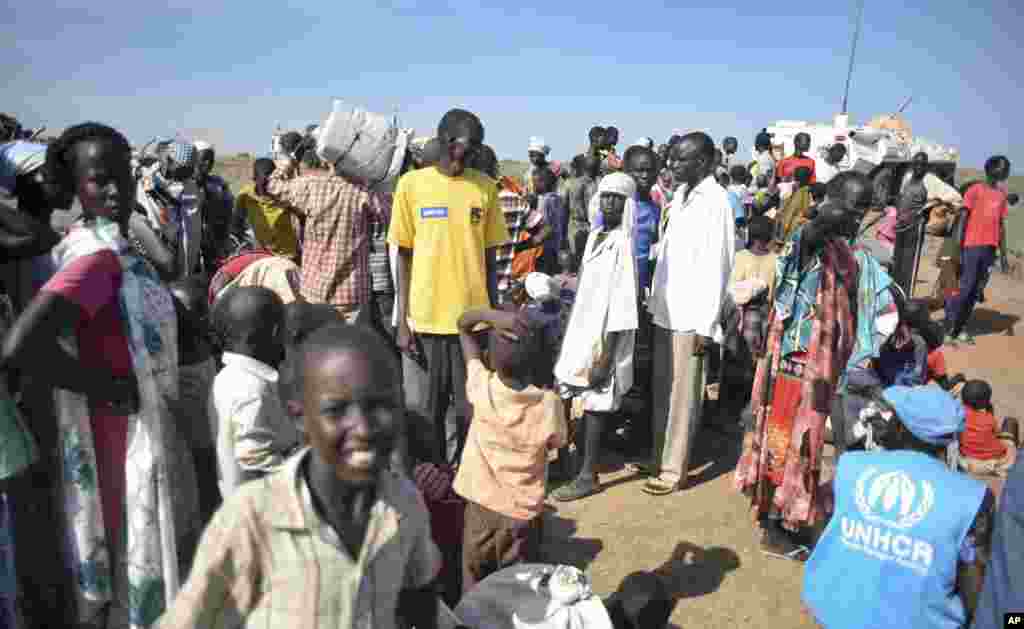 Des femmes déplacées nouvellement arrivées au camp situé près d&rsquo;une base de l&rsquo;ONU à Benitu, 29 juin 2015. &nbsp;(AP Photo/Jason Patinkin).