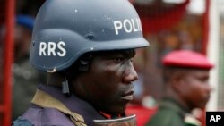 Un policier monte la garde lors d'une manifestation à Lagos, au Nigeria, le 1er mai 2014. (Archives)