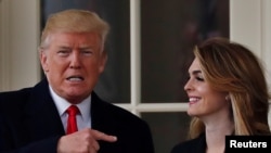 Le président américain Donald Trump en compagnie de sa collaboratrice Hope Hicks devant le Bureau ovale, à Washington D.C., États-Unis, le 29 mars 2018. (Photo: REUTERS/Carlos Barria/archives)