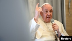 "Я не мав на думці імперіалізм, коли це сказав. Я говорив про культуру", – сказав Папа Римський на борту літака, який повертався з Монголії. Фото: Vatican Media/­via REUTERS