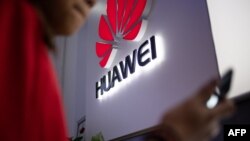 Logo de Huawei dans un magasin de détail à Pékin. (Fred Dufour, 27 mai 2019/AFP)