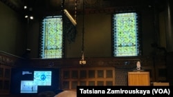 Симпозиум, посвященный творчеству Йоко Оно. Мидори Йошимото, историк искусства и директор галереи, представляет доклад о вкладе Йоко Оно в мирный активизм