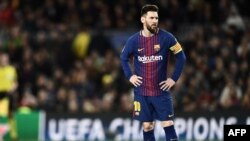 Lionel Messi s’apprête à tirer un coup franc lors du quart de finale aller de Ligue des champions contre l'AS Roma au stade Camp Nou de Barcelone, le 4 avril 2018.