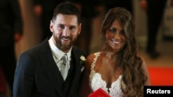 Le joueur de football argentin Lionel Messi et son épouse, Antonela Roccuzzo, posent à leur mariage à Rosario, en Argentine, le 30 juin 2017.