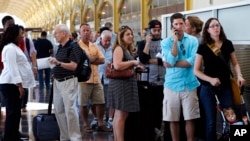 Des passagers à l'aéroport Reagan près de Washington ce 15 aout 2015.