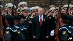 Президент Росії Володимир Путін під час параду до Дня Перемоги в Севастополі 9 травня 2014 року. Того року Москва анексувала Крим та практично знищила Чорноморський флот України. Після широкомасштабного нападу Росії у 2022 році Україна, за оцінками, потопила до 20% ЧФРФ. (AP)