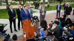 Исполняющий обязанности прокурора США Джозеф Макнелли общается со СМИ, 6 февраля 2025 года, в Санта-Ане, Калифорния.