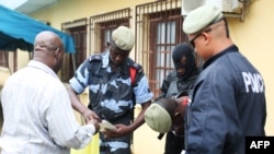 La police a arrêté des commerçants musulmans à la suite d'une attaque au couteau contre deux ressortissants danois, à Libreville, 17 décembre 2017.