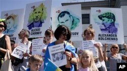 Des manifestants devant l’ambassade de Russie pour soutenir Oleg Sentsov et d’autres prisonniers politiques à Kiev, en Ukraine, le 25 août 2105.