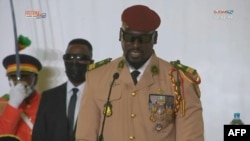 Le chef de la junte en Guinée, le colonel Mamady Doumbouya, a prêté serment vendredi à Conakry, en Guinée, le 1er octobre 2021.