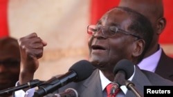 Le président Robert Mugabe tient un discours lors d’un meeting de la ZANU-PF à l’aéroport international d’Harare, Zimbabwe, 24 septembre 2016.