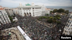 Les manifestants retournent dans les rues pour reclamer des changements démocratiques en Algérie.