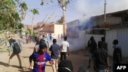 La police dispersent des manifestants à coup de gaz lacrymogène à Khartoum, Soudan, 24 février 2019.