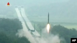 Lancement d’un missile lors d'un exercice en Corée du Nord. Cette image non datée est faite à partir d'une vidéo distribuée le 6 septembre 2016 par la radiodiffusion nord-coréenne KRT. 
