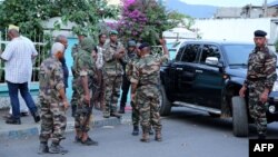 Des soldats de la base des forces armées des Comores attendent à l'extérieur de la "Médina" à Mutsamudu, à Anjouan, Comores, 19 octobre 2018.